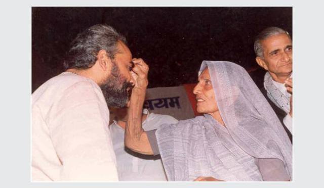 Modi-seeking-the-blessings-of-his-Mother
